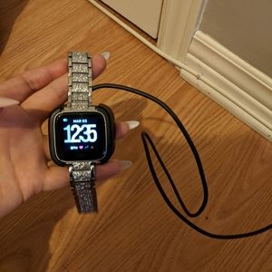 Versa smart watch fit bit 2 bracelets